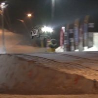 Video: pasaules rekords tāllēkšanā ar rallija auto ziemā