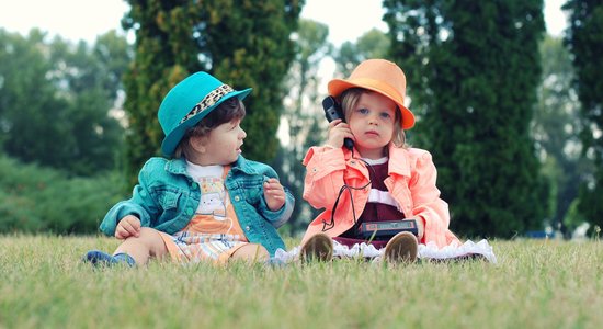 Малыш еще не умеет разговаривать, а уже требует телефон. Что надо знать родителям?