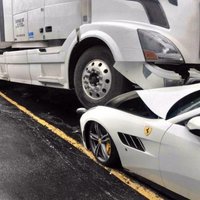 Foto: Čikāgā no darba atlaists kravas auto šoferis pārbrauc priekšnieka 'Ferrari'