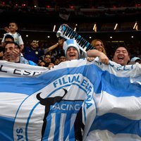Фанаты сорвали праздник в Аргентине: футболистов эвакуировали на вертолете