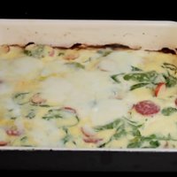 Sātīgā fritata ar divu veidu sieriem un desām