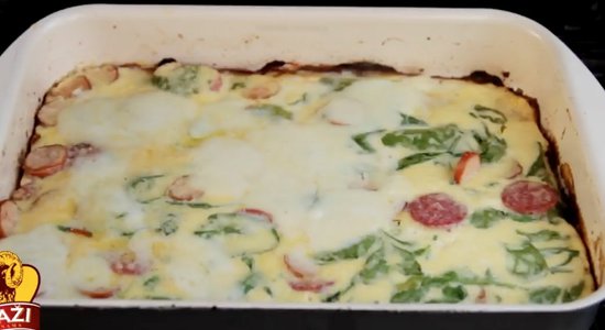 Sātīgā fritata ar divu veidu sieriem un desām