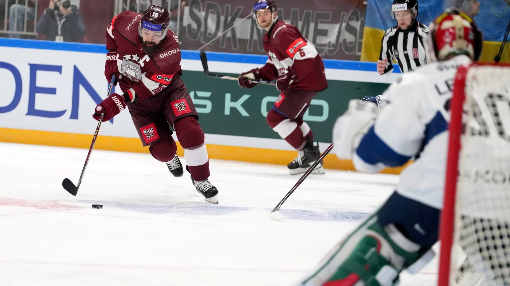 Latvijas hokejisti neatgūstas no vētrainas trešās trešdaļas un kapitulē Somijai