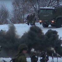 Video: Kā krievu karaspēks pārvar aizsalušo Okas upi