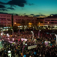 Тысячи жителей Черногории вышли на протест против президента
