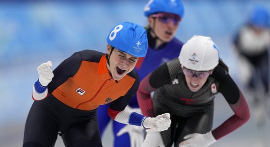 Nīderlandes ātrslidotāja Shautena Pekinas spēlēs izcīna trešo zelta medaļu