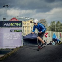 Foto: 'Ripo Rīga' dalībnieki veic Latvijas simtgades kilometrāžu
