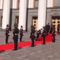 Video: Karavīrs noģībst Porošenko inaugurācijas laikā