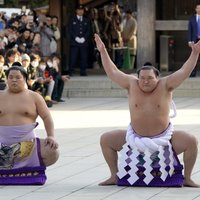 Foto: Trīs gruntīgi jokozunas ceremoniāli aizlūdz par jauno cīņu sezonu