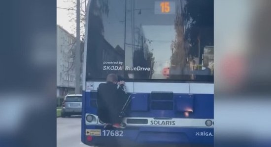 Jaunietis vizinās, pieķēries 15. maršruta trolejbusam