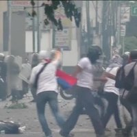 Venecuēlā turpinās protesti pret Maduro, kurš apmētāts ar olām un akmeņiem