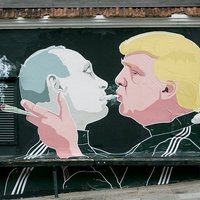 Trampa un Putina kaislīgā skūpsta grafiti Viļņā pārtop kopīgā uzsmēķēšanā