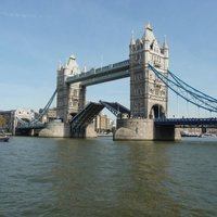 Virs slavenākā Londonas tilta izveidots stikla gājēju ceļš