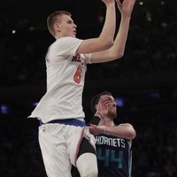 Porziņģim 16 punkti un trīs bloķēti metieni 'Knicks' basketbolistu uzvarā pār 'Hornets'