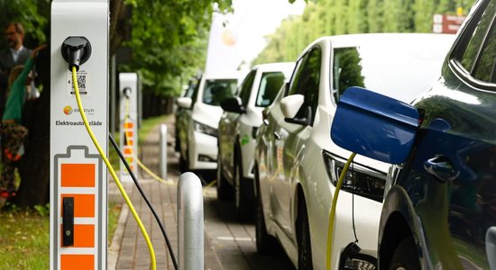 Atklāj pirmās ar ES Atveseļošanas fonda līdzfinansējumu izveidotās elektroauto uzlādes stacijas