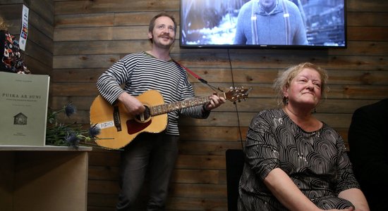 Foto: Lipkes memoriālā prezentē garstāsta 'Puika ar suni' pirmo burtnīcu