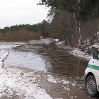 Катастрофический паводок: оперативные службы перекрывают дороги