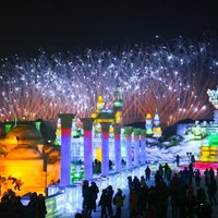 Fotoreportāža: krāsainas ledus pilis festivālā Harbinā