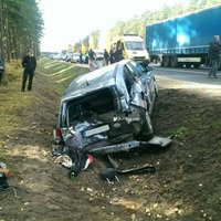 На Сигулдском шоссе грузовик сбил группу велосипедистов 11-18 лет; есть пострадавшие (обновлено)