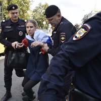 Maskavā jau pirms plānotajiem opozīcijas protestiem policija sākusi aizturēšanas