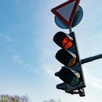 В Латвии заработает первый "умный" светофор: он будет передавать данные о нарушениях для выписывания штрафов