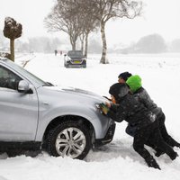 Nīderlandē desmitgades lielākā sniega vētra paralizē satiksmi