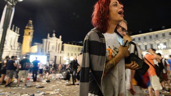 Juventus supporters evacuate Piazza San Carlo after a pani