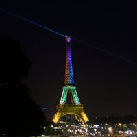 Эйфелева башня погасла в память о жертвах нападения на Charlie Hebdo