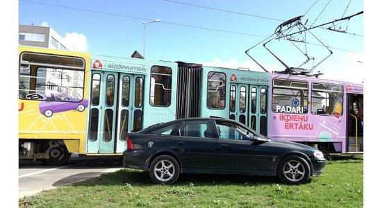 Foto: 'Opel Vectra' Liepājā nedod ceļu tramvajam