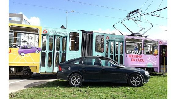 'Opel Vectra' nedod ceļu tramvajam Liepājā - 1