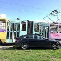 Foto: 'Opel Vectra' Liepājā nedod ceļu tramvajam