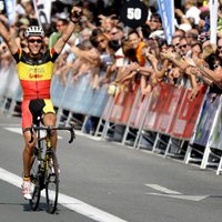 Beļģis Žilbērs trešo reizi triumfē prestižajā 'Amstel Gold' velobraucienā; Saramotins finišu nesasniedz