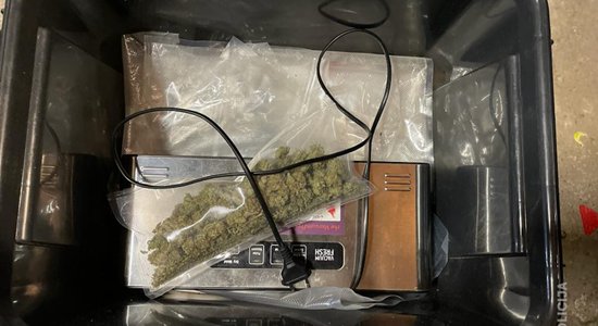 ФОТО. В Риге задержаны наркодилеры и их клиенты, изъято более 1 кг наркотиков
