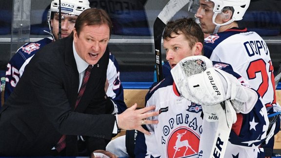 Torpedo s head coach Peteris Skudra and goalie Mikhail Biryukov