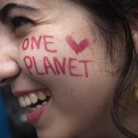 Эко-активисты вышли на улицы по всему миру: в Риге также прошел протест ради климата