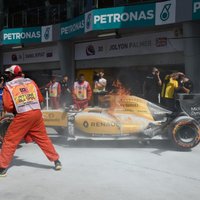 Malaizijas 'Grand Prix' treniņos aizdegas Magnusena bolīds