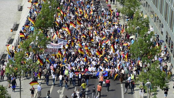 AfD atbalstītāju un viņu pretinieku demonstrācija Berlīnē - 8