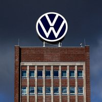 VW pagarina ražošanas apturēšanu Vācijas rūpnīcās