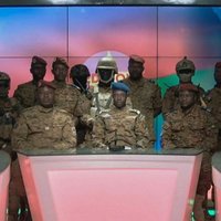 Armija no amata atstādinājusi Burkinafaso prezidentu