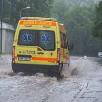 Divi cilvēki no vētrā krītošiem kokiem guvuši traumas