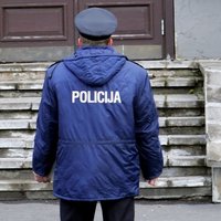 Vīrietis Rīgā dzenas pakaļ divām skolniecēm; palīdzības vietā policija vecākiem nolasa 'lekciju'