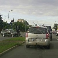 ВИДЕО: Заснят момент аварии - мотоциклист с пассажиркой попали в страшное ДТП