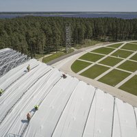 Foto: Mežaparka Lielās estrādes kupolā ieklāj membrānas jumta segumu