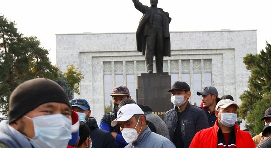 В Бишкеке ввели комендантский час и запретили митинги
