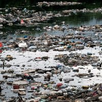 Riodežaneiro 'olimpiskā' pludmale joprojām slīkst netīrumos, fekālijās un vīrusos