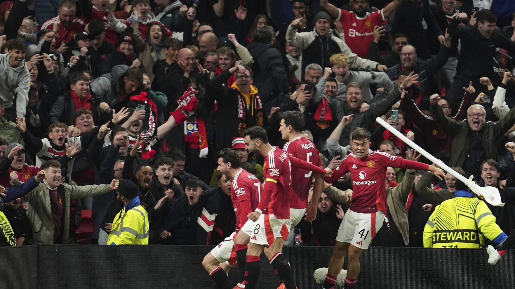 Mančestras "United" Eiropas līgā nenosargā pārsvaru, bet fenomenāli pagarinājumā atspēlējas