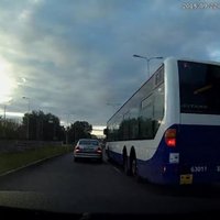 Video: 'Opel' ietriecas satiksmes autobusā