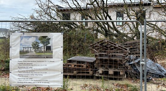 Pārsūdz spriedumu par rindu mājas nojaukšanu pie Mārupē nozāģētā dižozola