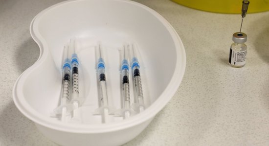 Медучреждения сообщают о сложностях со списками вакцинации и кризисе доверия вакцине AstraZeneca