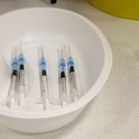 Семейным врачам обещано по меньшей мере 30 доз вакцин от Covid-19 в неделю